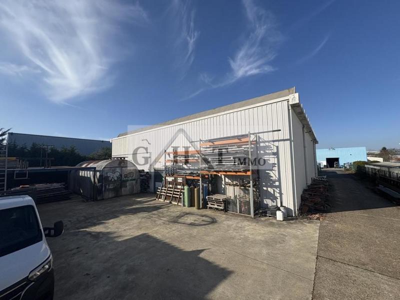 Entrepôt - 810 m²