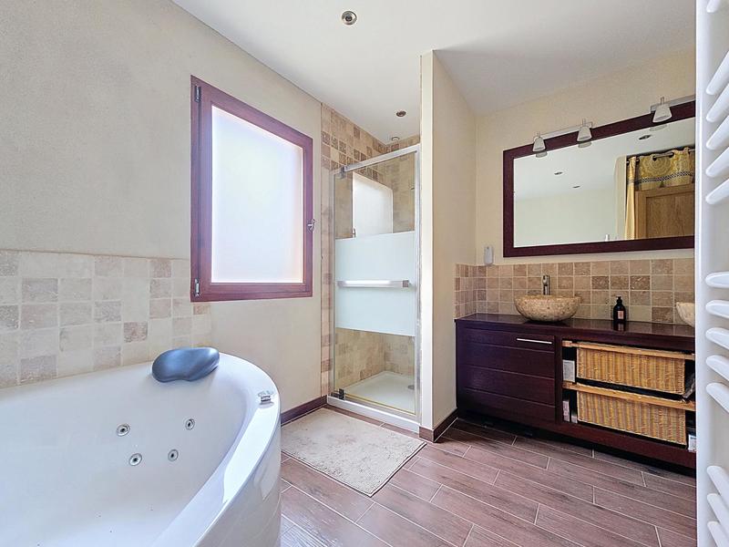 Maison - 220 m² - 7 pièces