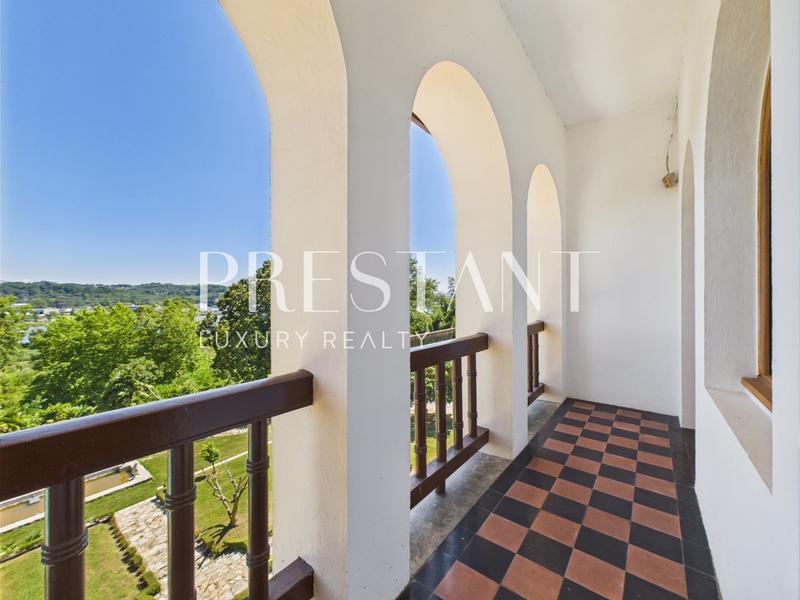 Maison - 470 m² - 15 pièces