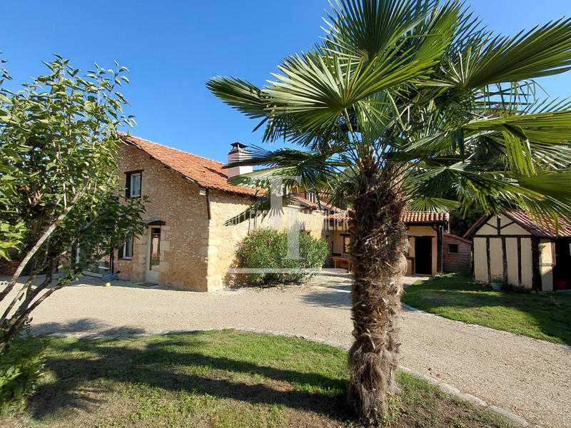 Maison - 230 m² - 8 pièces