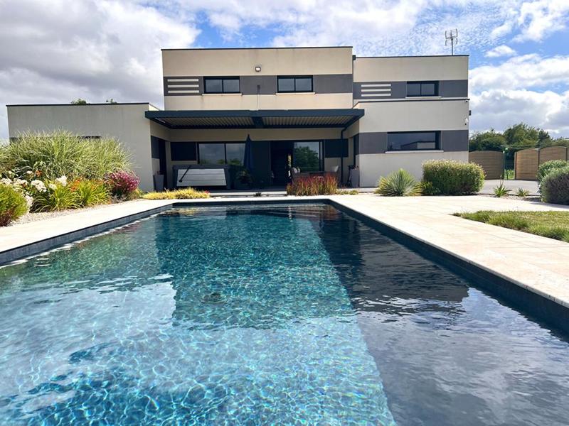 Maison - 235 m² - 8 pièces