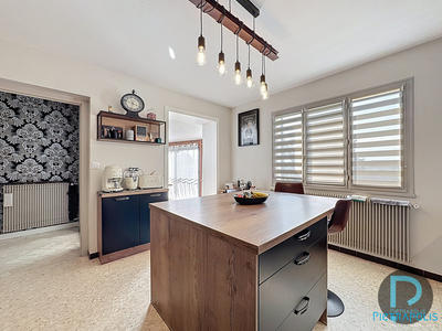 Maison - 250 m² - 8 pièces