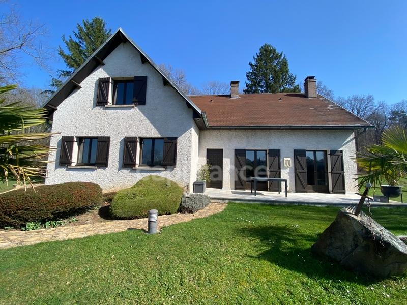 Maison - 185 m² - 9 pièces