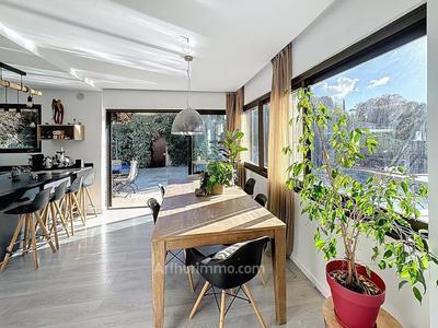 Maison - 201 m² - 8 pièces