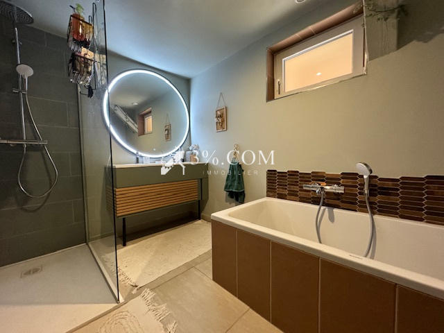 Demeure - 251 m² - 8 pièces