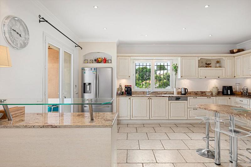 Maison - 256 m² - 8 pièces