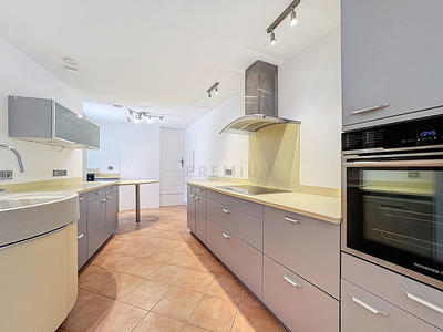 Maison - 242 m² - 7 pièces