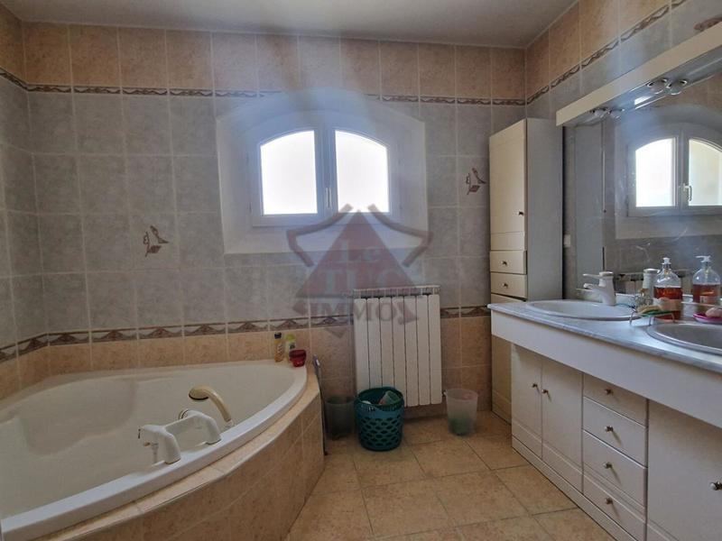 Maison traditionnelle - 190 m² - 9 pièces