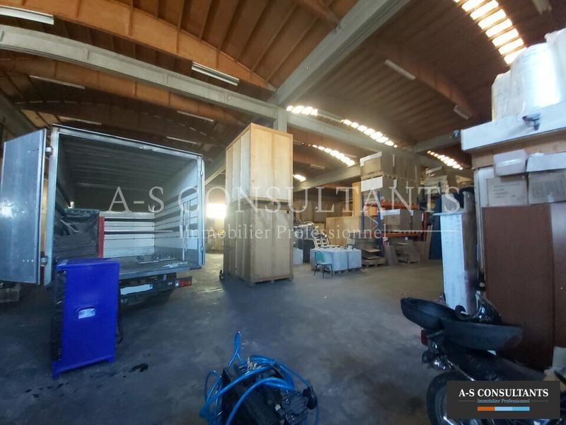 Entrepôt - 1 250 m²