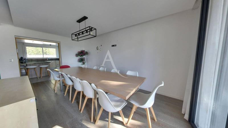 Maison - 255 m² - 7 pièces