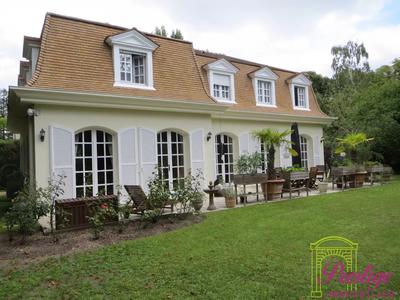 Propriété - 275 m² - 7 pièces