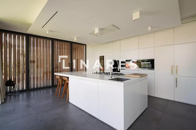 Villa - 300 m² - 6 pièces