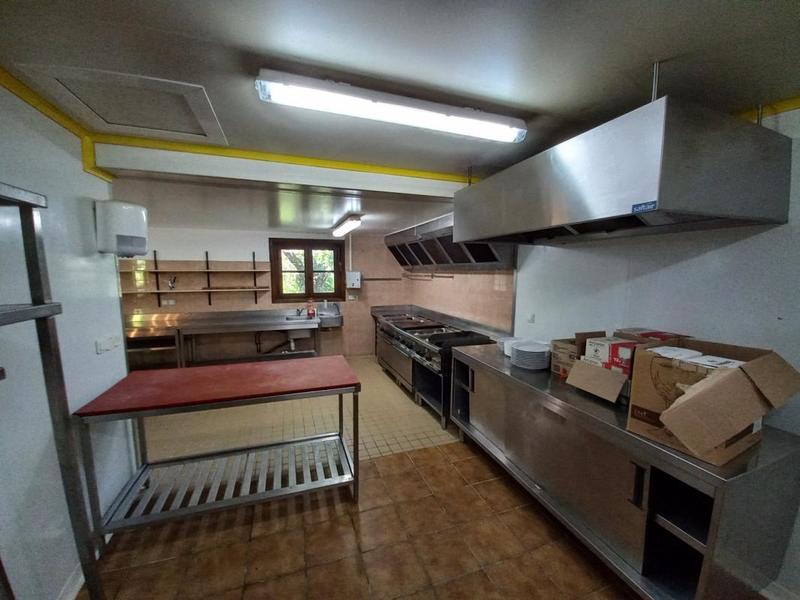 Propriété - 2 300 m² - 67 pièces