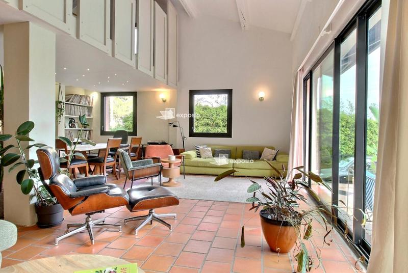 Maison - 222 m² - 8 pièces