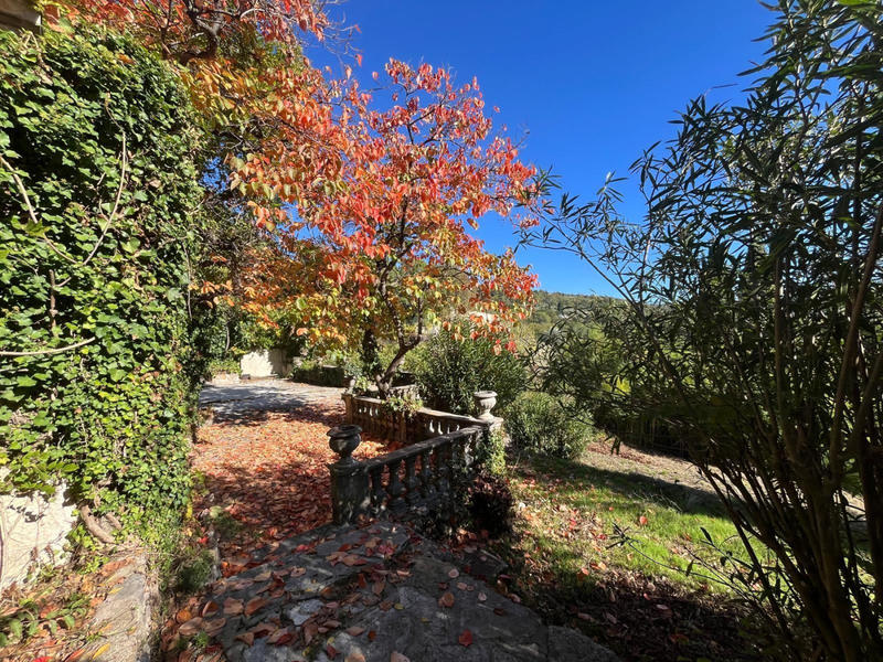 Maison - 240 m² - 9 pièces