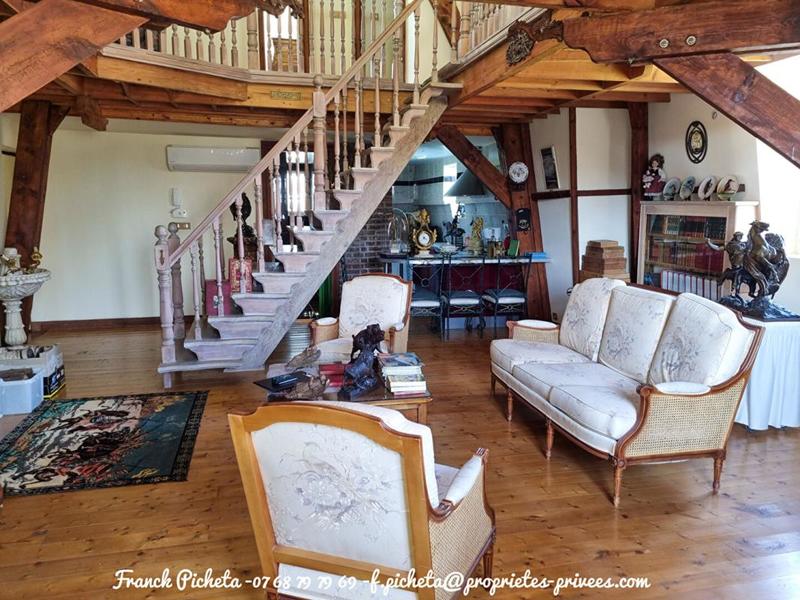 Demeure - 1 000 m² - 17 pièces