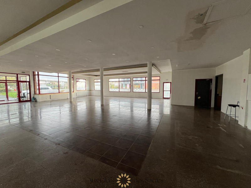 Local commercial - 2 600 m²