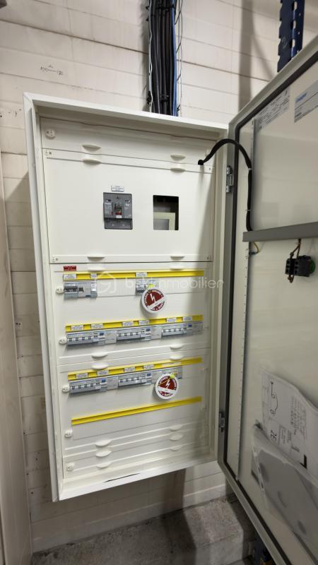 Local commercial - 1 500 m² - 20 pièces