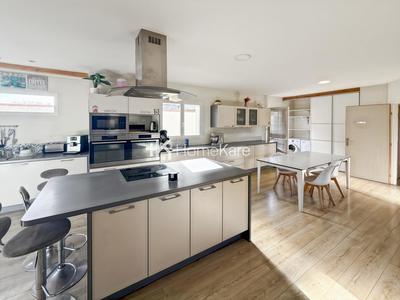 Maison - 202 m² - 8 pièces