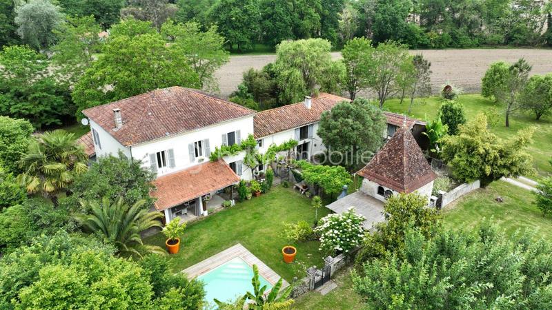 Demeure - 230 m² - 5 pièces