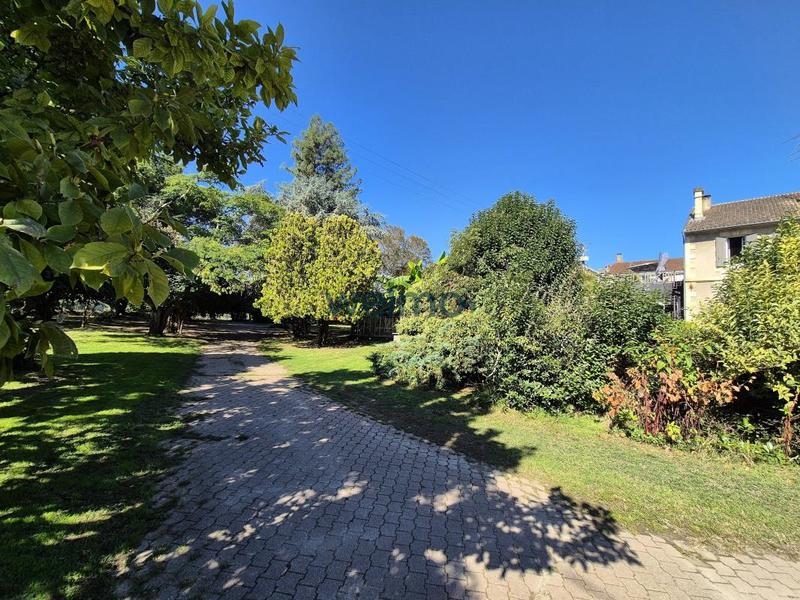 Maison - 715 m² - 13 pièces