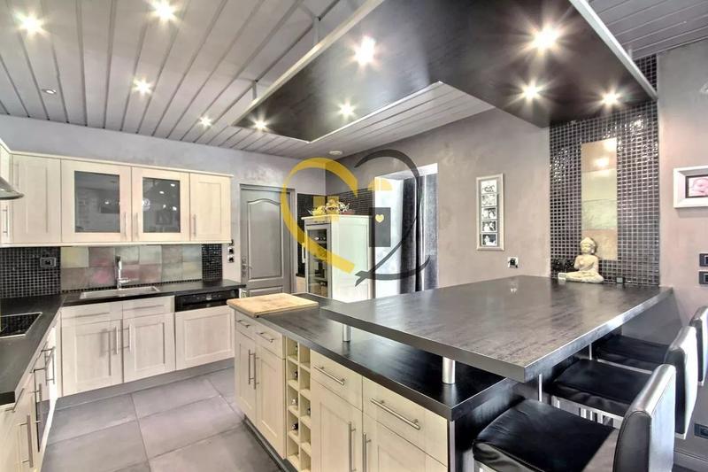 Propriété - 260 m² - 11 pièces