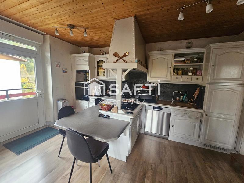 Maison - 234 m² - 9 pièces