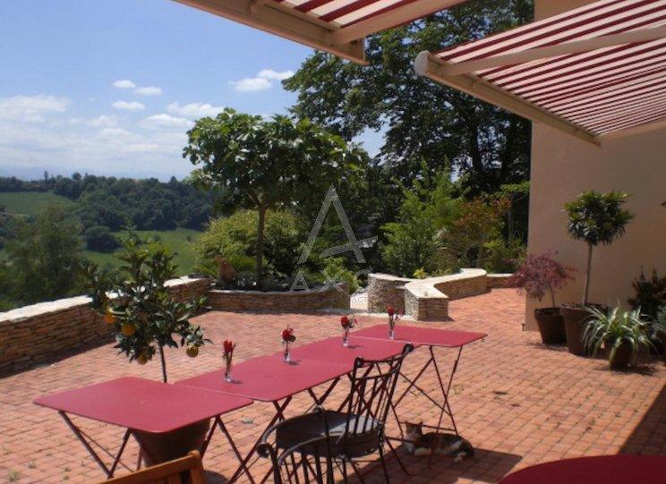 Maison - 240 m² - 10 pièces