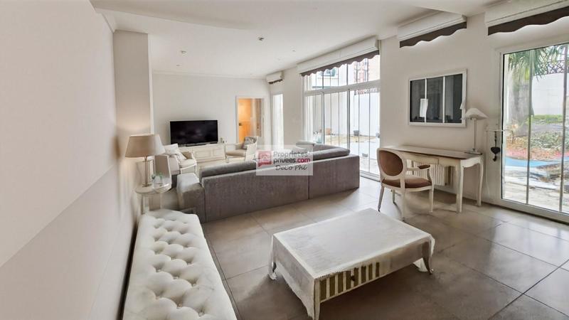 Maison - 250 m² - 9 pièces