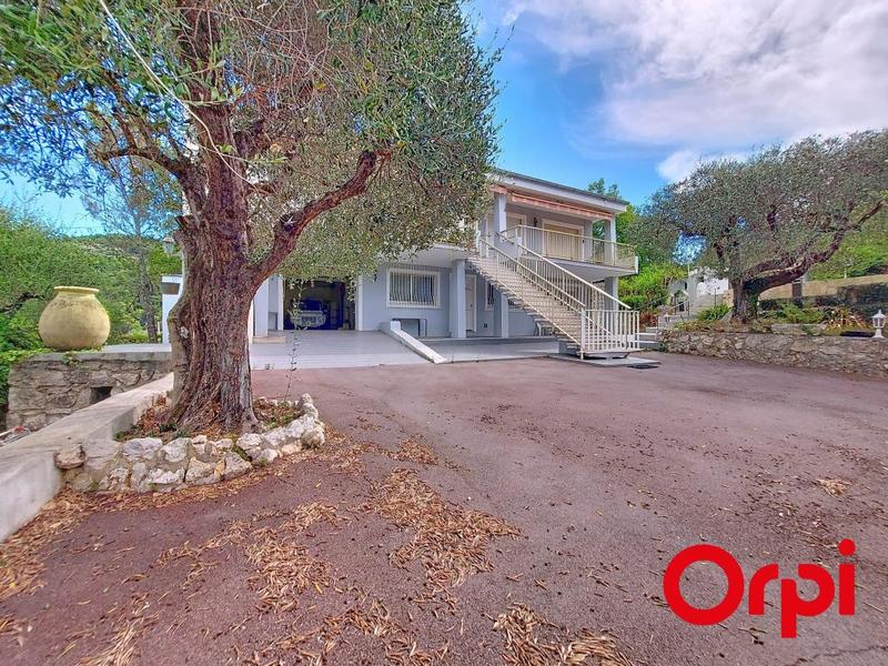 Propriété - 320 m² - 9 pièces