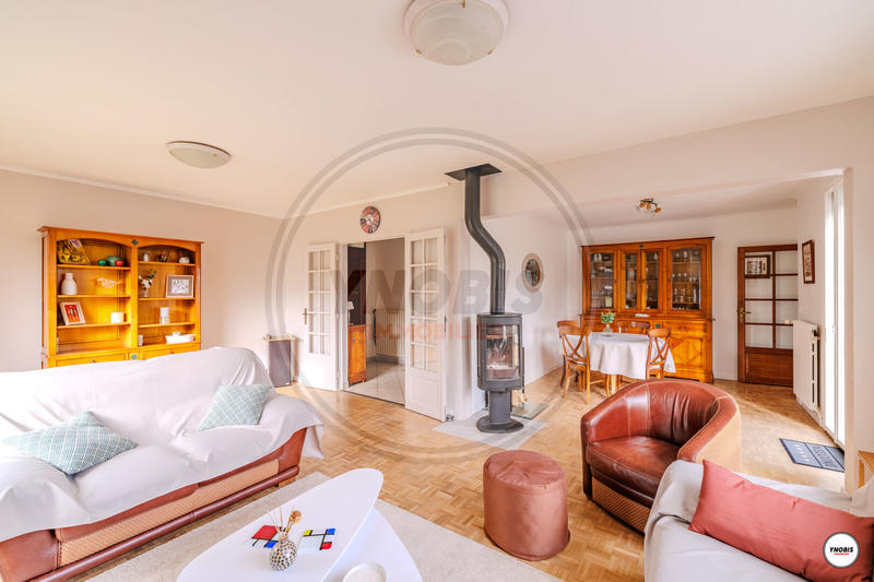 Maison - 202 m² - 7 pièces