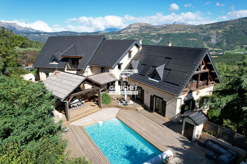 Maison - 330 m² - 8 pièces