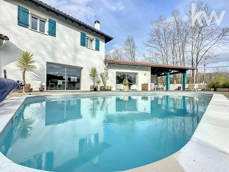 Maison - 220 m² - 6 pièces