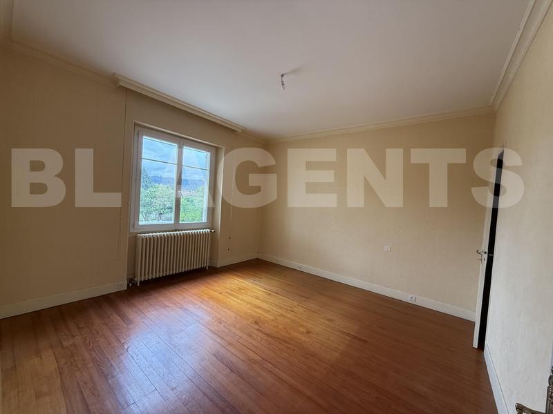 Maison traditionnelle - 241 m² - 9 pièces