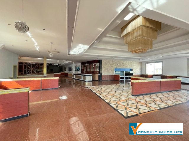 Local commercial - 832 m²