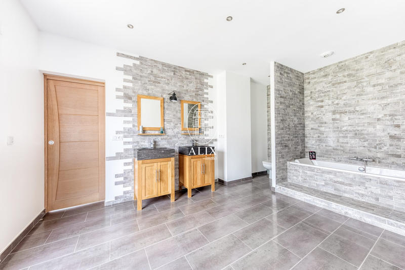 Maison traditionnelle - 246 m² - 8 pièces