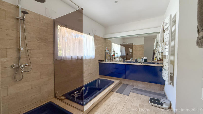 Maison - 285 m² - 8 pièces