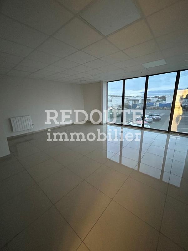 Entrepôt - 1 300 m² - 6 pièces