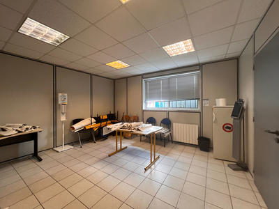 Local d'activité / Entrepôt - 750 m² - 5 pièces