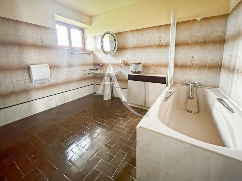 Maison - 216 m² - 12 pièces