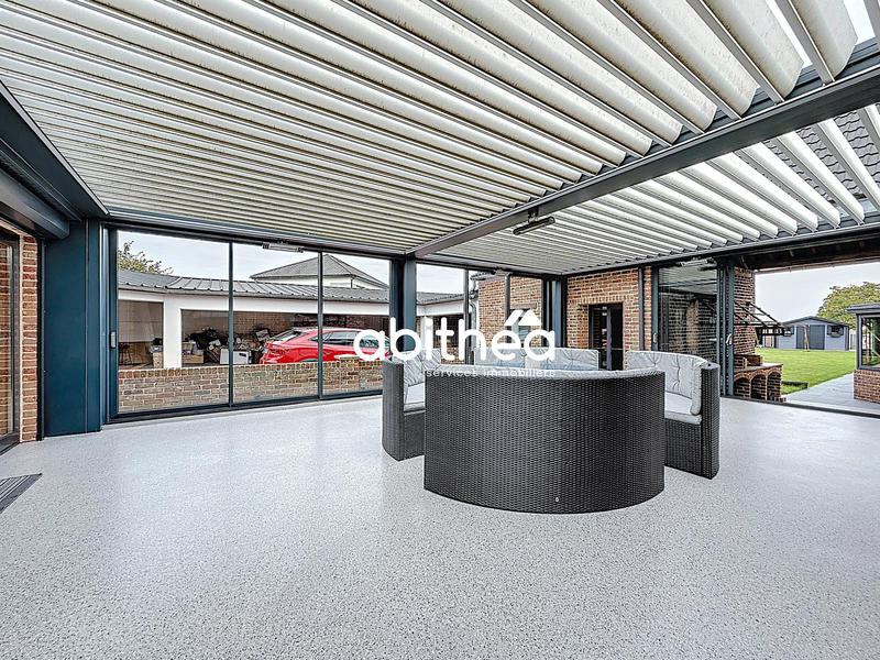 Maison - 305 m² - 9 pièces