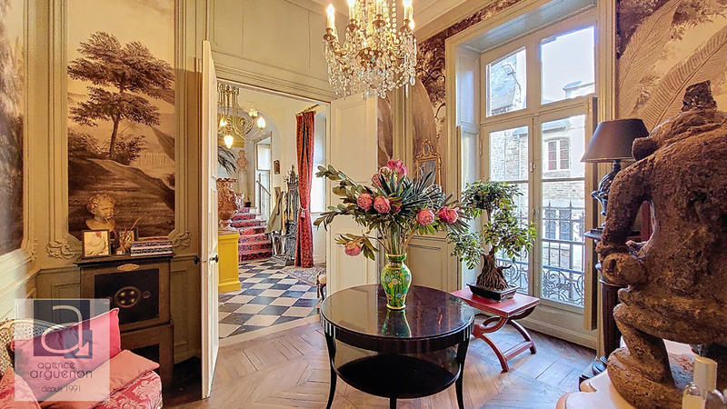 Maison - 327 m² - 11 pièces