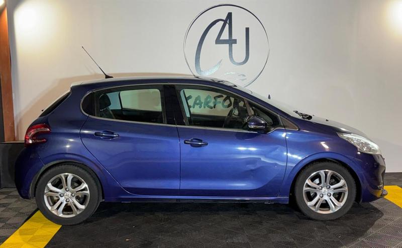 Peugeot 208 Allure 5 Portes 1.6 Hdi 92 cv Radar de recul, Bluetooth, Régulateur vitesse