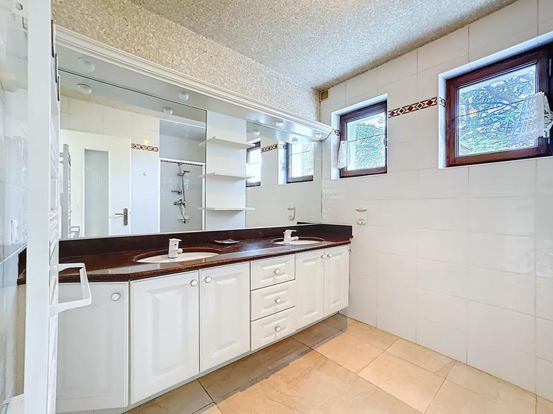 Maison - 184 m² - 8 pièces