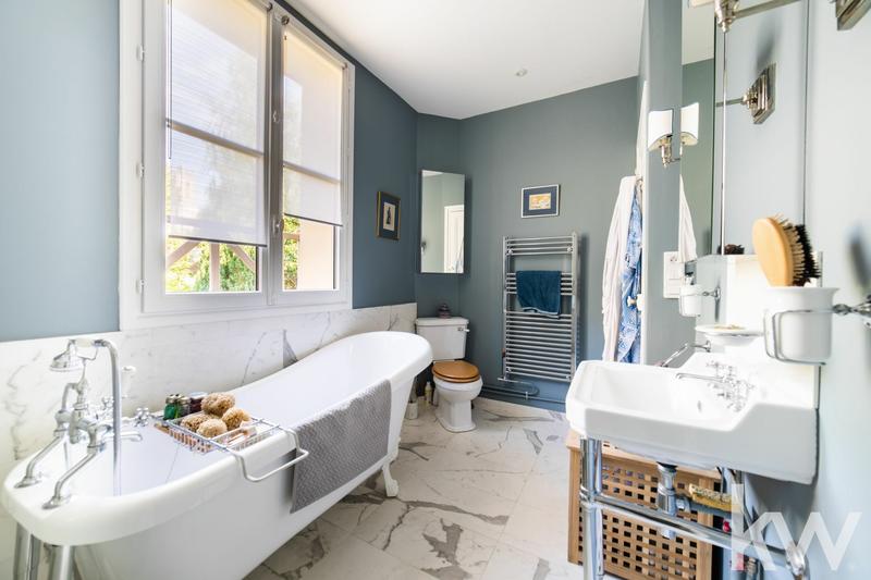 Maison - 220 m² - 8 pièces