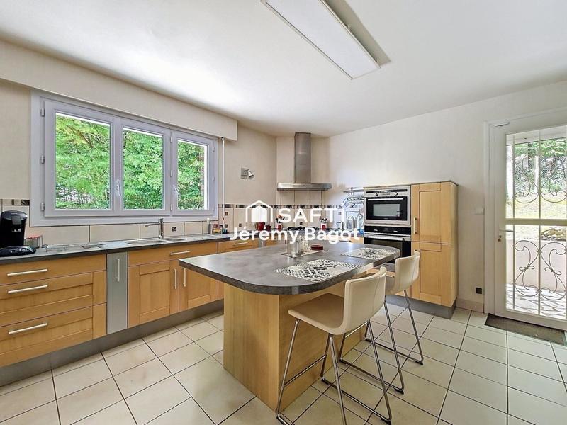 Maison - 240 m² - 7 pièces