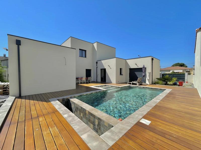 Maison - 202 m² - 7 pièces