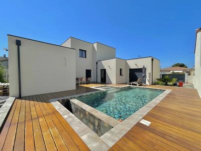 Maison - 202 m² - 7 pièces