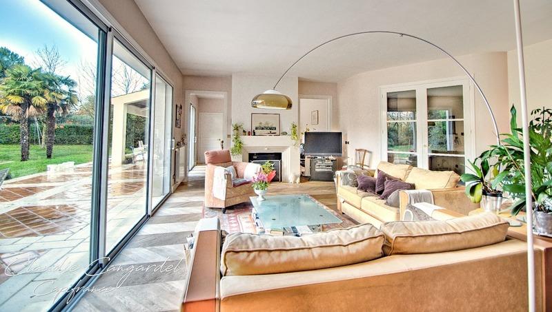 Propriété - 252 m² - 7 pièces