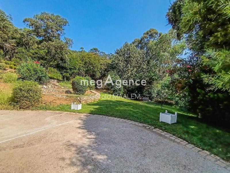 Maison - 250 m² - 7 pièces